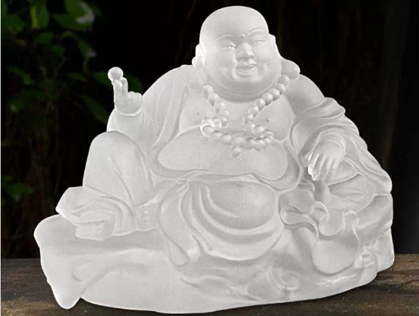 琉璃作為萬佛墻的常用佛（神）像材質，不僅有它本身的材質優勢還有佛家自身的內涵